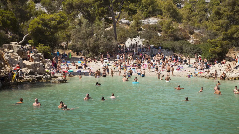 V Narodnem parku Calanques v Marseillu so, da bi zmanjšali onesnaževanje morja in zaščitili občutljiv ekosistem apnenčastih zalivov plažo delno zaprli za obiskovalce med največjo sezono. F Getty Images