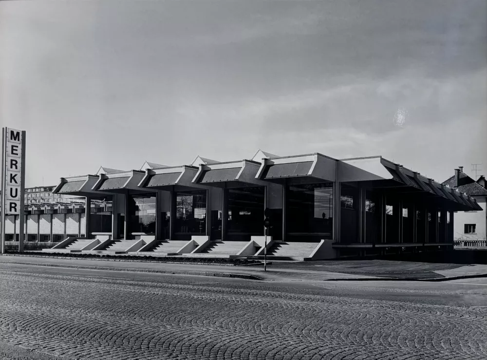 Veleblagovnica Merkur ob Dunajski cesti, ki je bila zgrajena leta 1970. Foto: Janez Kališnik