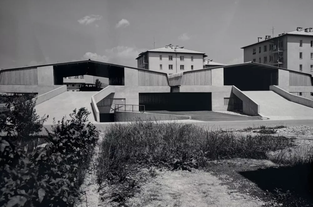 Severjeve garažne hiše triplex so v Sloveniji verjetno največkrat ponovljeni objekt, ki niti po več desetletjih od nastanka ni izgubil aktualnosti. Foto: Janez Kališnik