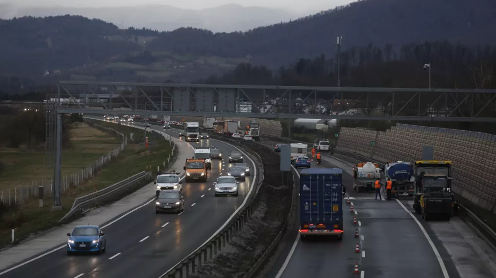 - 02.03.2024 – Primorska avtocesta odsek Brezovica - Vrhnika - zastoj - gneča zaradi obnovitvenih del//FOTO: Luka Cjuha