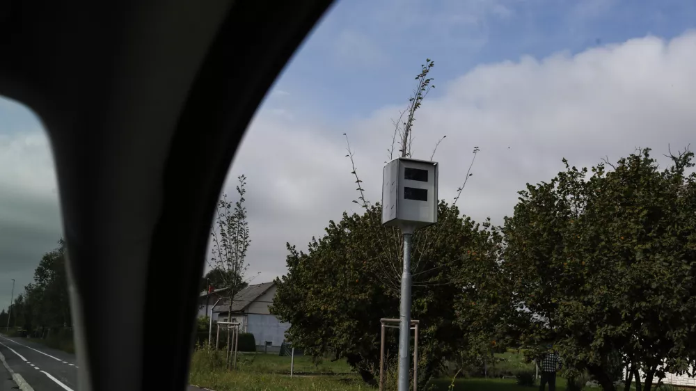 V Ljubljani je 27 lokacij z ohišji za stacionarne radarje. Občina ima sicer samo šest radarjev, zato imajo ohišja pomembno preventivno funkcijo. F Bojan Velikonja Q