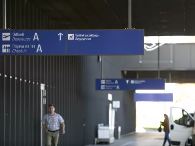 Na ljubljanskem letališču pojasnjujejo, da lahko prisilna sredstva na letališču uporabljajo le slovenski varnostni organi, navzoči pa so lahko tudi tuji. Foto: Luka Cjuha
