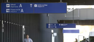 Na ljubljanskem letališču pojasnjujejo, da lahko prisilna sredstva na letališču uporabljajo le slovenski varnostni organi, navzoči pa so lahko tudi tuji. Foto: Luka Cjuha