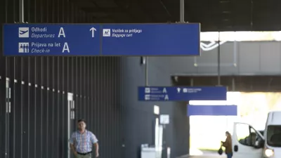 Na ljubljanskem letališču pojasnjujejo, da lahko prisilna sredstva na letališču uporabljajo le slovenski varnostni organi, navzoči pa so lahko tudi tuji. Foto: Luka Cjuha