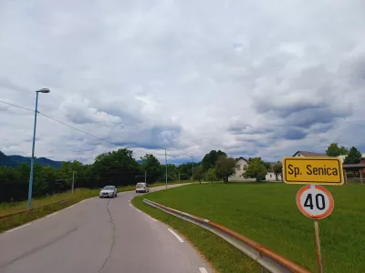 Kanalizacijsko omrežje za odvajanje komunalne odpadne vode v naseljih Spodnja in Zgornja Senica še ni zgrajeno. Foto: Tina Jereb