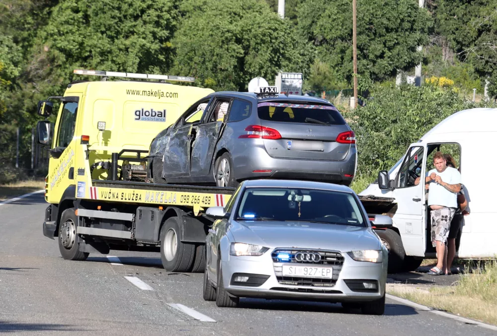 29.05.2025., Sibenik -Na Zupanijskoj cesti izmedju Sibenika i Tromilje, u blizini Bilica i Lugovica, dogodila se prometna nesreca u kojoj su sudjelovali autobus i osobno vozilo.Autobus je prevozio hrvatske vojnike iz Knina sa posla.Ozljedjenih nije bilo a promet se oidvija uz regulaciju prometne policije. Photo: Dusko Jaramaz/PIXSELL