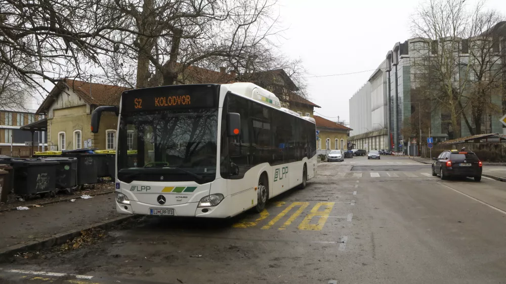 - 12.12.2023 – Slovenske železnice - začasno avtobusno postajališče v Ljubljani Šiška - LPP Proga Kolodvor - Šiška //FOTO: Luka Cjuha