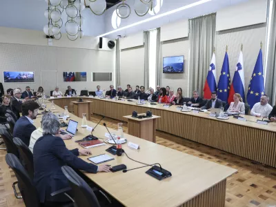 predsednik vlade dr. Robert Golob, predsedujoči ESS Jakob Počivavšek, vodja Konfederacije sindikatov Slovenije Pergam- 04.07.2023 - Ekonomsko-socialni svet - izredna seja ESS - razprava o vodenju socialnega dialoga. //FOTO: Jaka Gasar