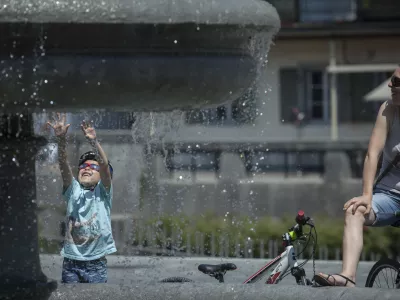 ﻿Novi trg, vodnjak Turjaških vrtov - osvežitev v poletnem času.- poletje- 02.06.2015 - vremenska slika v Ljubljani - prvi vročinski val - visoke temperature - najvišje dnevne temperature do 31 stopinj Celzija - vročina -     ///FOTO: Luka Cjuha.