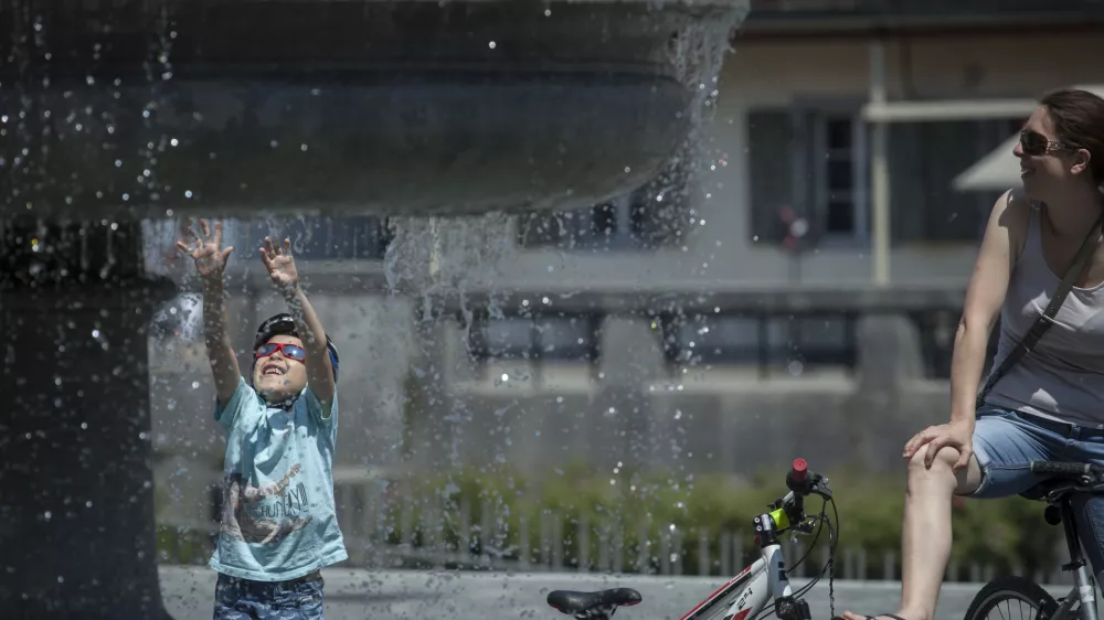 ﻿Novi trg, vodnjak Turjaških vrtov - osvežitev v poletnem času.- poletje- 02.06.2015 - vremenska slika v Ljubljani - prvi vročinski val - visoke temperature - najvišje dnevne temperature do 31 stopinj Celzija - vročina -     ///FOTO: Luka Cjuha.