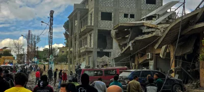 22 March 2025, Lebanon, Touline: Lebanese people inspect destruction of a building that was targeted in an Israeli air strike in the southern Lebanese village of Touline. Photo: STR/dpa