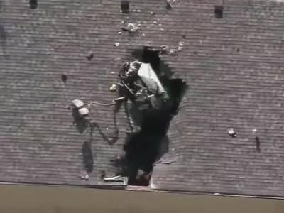 Na strehi oziroma v strehi doma veteranov v manjšem kraju Excelsior Springs v ameriškem Missouriju je pred dnevi pristal avto. 