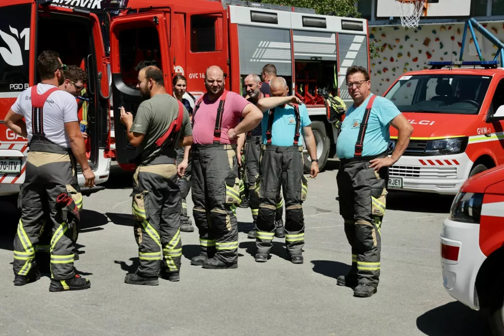 Obsežna gasilska vaja v Ljubljani in okolici. Poteka na 20 lokacijah, vključuje pa simulacije najrazličnejših intervencij, ki bi lahko bile realnost v primeru potresa.