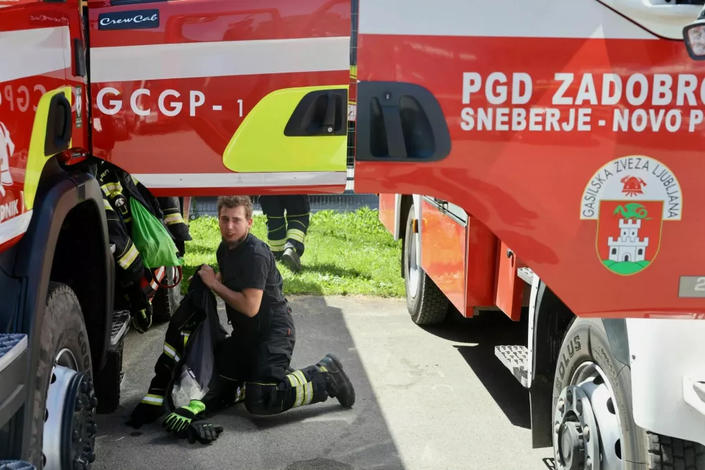 Obsežna gasilska vaja v Ljubljani in okolici. Poteka na 20 lokacijah, vključuje pa simulacije najrazličnejših intervencij, ki bi lahko bile realnost v primeru potresa.