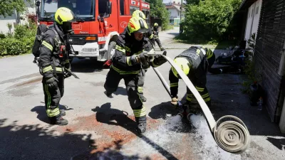 Obsežna gasilska vaja v Ljubljani in okolici. Poteka na 20 lokacijah, vključuje pa simulacije najrazličnejših intervencij, ki bi lahko bile realnost v primeru potresa.