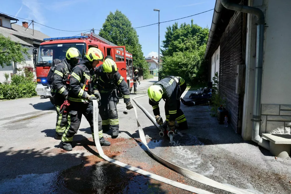 Obsežna gasilska vaja v Ljubljani in okolici. Poteka na 20 lokacijah, vključuje pa simulacije najrazličnejših intervencij, ki bi lahko bile realnost v primeru potresa.