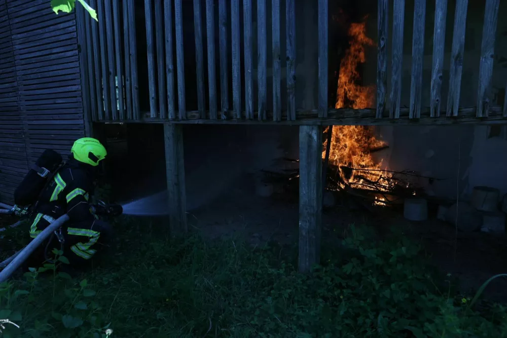 Obsežna gasilska vaja v Ljubljani in okolici. Poteka na 20 lokacijah, vključuje pa simulacije najrazličnejših intervencij, ki bi lahko bile realnost v primeru potresa.