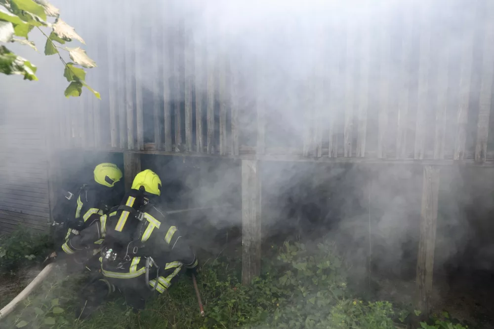Obsežna gasilska vaja v Ljubljani in okolici. Poteka na 20 lokacijah, vključuje pa simulacije najrazličnejših intervencij, ki bi lahko bile realnost v primeru potresa.