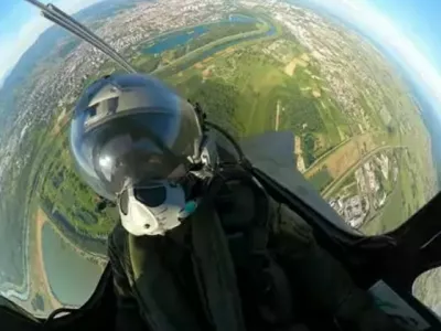 Posnetek iz kokpita, pilotske kabine francoskega lovskega letala na Hrvaškem. 