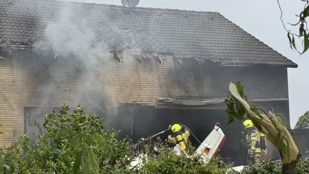 31 May 2025, North Rhine-Westphalia, Korschenbroich: Firefighters work at the crash site after an airplane crashed into a residential building. Photo: Sascha Rixkens/Einsatzreport Niederrhein/dpa