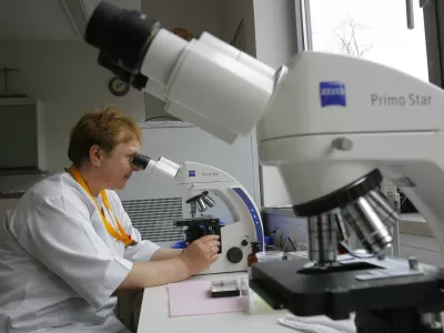 mikroskop.Primo Star Zeiss- SPS Nevrološka klinika UKC v Ljubljani - Zaloška cesta, nova klinika za nevrologijo ///FOTO: Jaka AdamičOPOMBA: ZA OBJAVO V ČASOPISU DNEVNIK