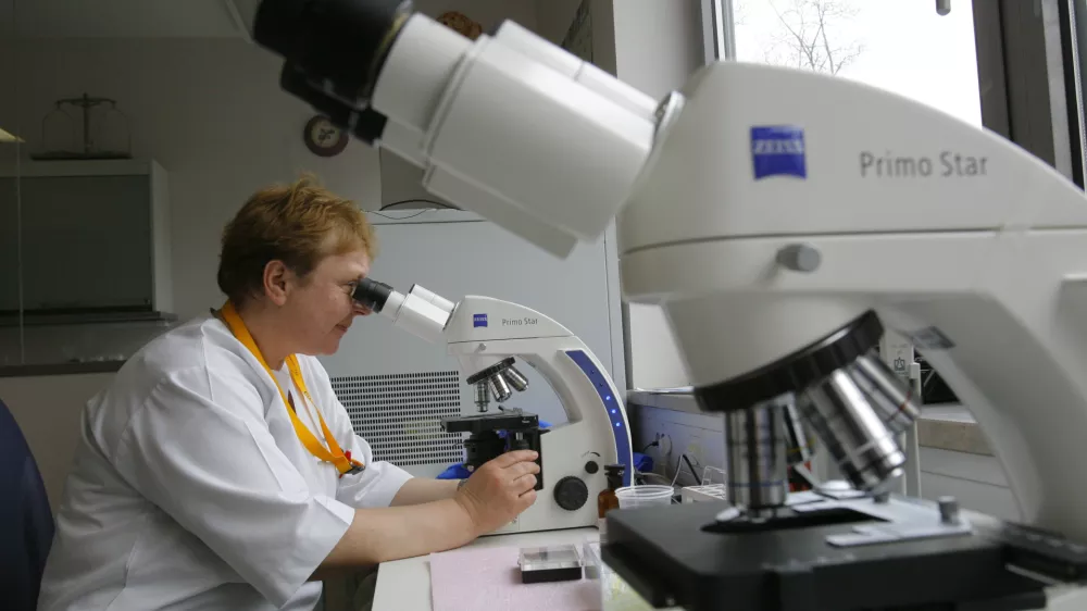 mikroskop.Primo Star Zeiss- SPS Nevrološka klinika UKC v Ljubljani - Zaloška cesta, nova klinika za nevrologijo ///FOTO: Jaka AdamičOPOMBA: ZA OBJAVO V ČASOPISU DNEVNIK