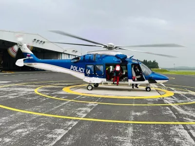 Policijski helikopter z ekipo gorskih reševalcev.
