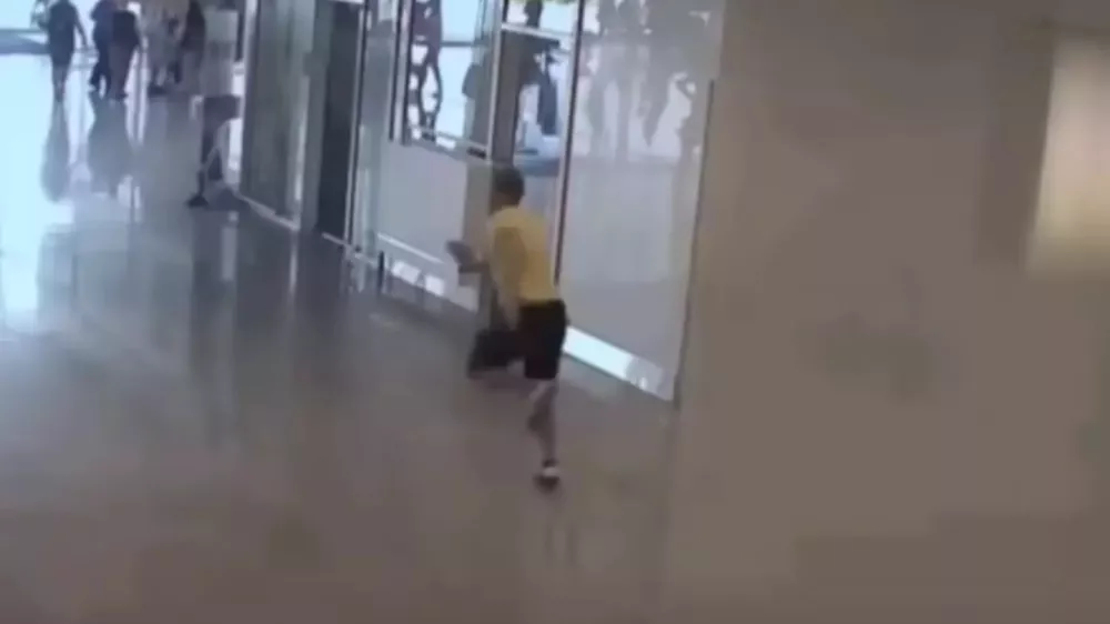 Nadzorne kamere so ga posnele, ko je stekel proti izhodu. / Foto: Nemška Zvezna Policija