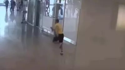 Nadzorne kamere so ga posnele, ko je stekel proti izhodu. / Foto: Nemška Zvezna Policija