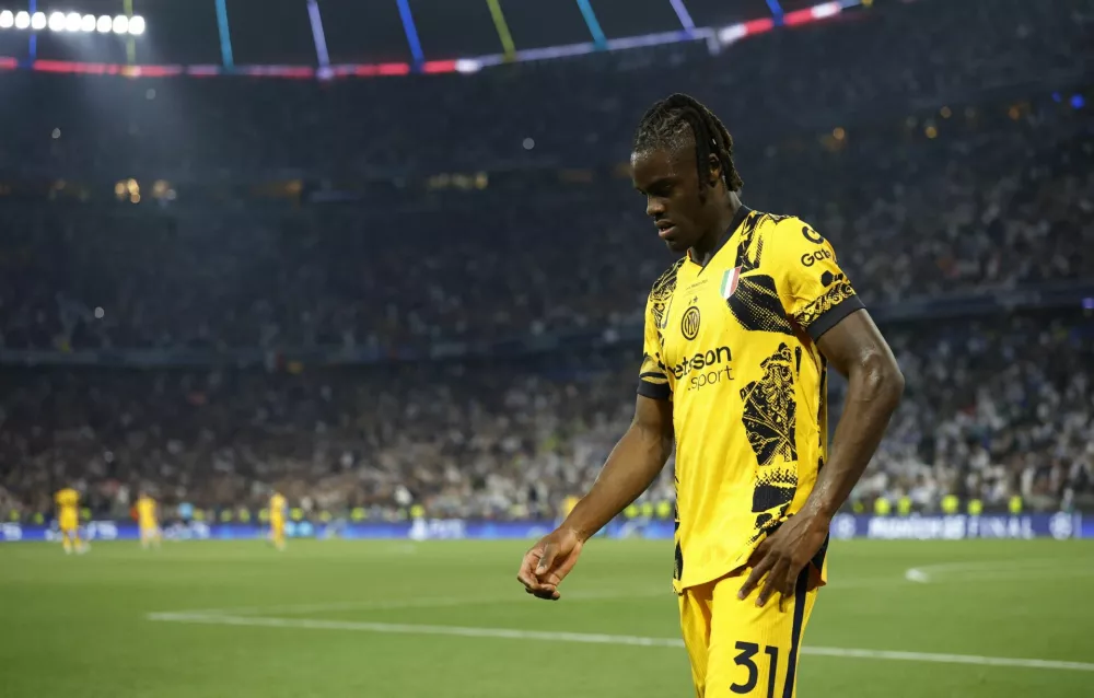 Soccer Football - Champions League - Final - Paris St Germain v Inter Milan - Allianz Arena, Munich, Germany - May 31, 2025 Inter Milan's Yann Bisseck looks dejected after sustaining an injury REUTERS/Peter Cziborra