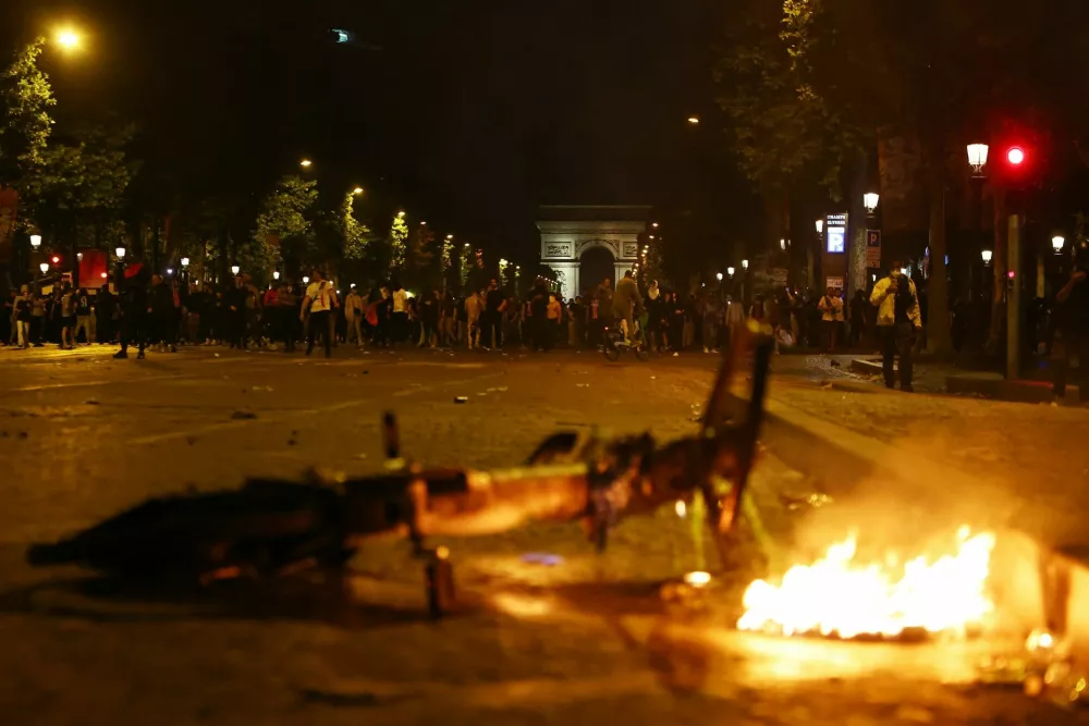 Soccer Football - Champions League - Final - Paris St Germain fans gather in Paris - Paris, France - May 31, 2025 A burning bike is seen on the Champs Elysees avenue near the Arc de Triomphe after Paris St Germain won the Champions League REUTERS/Abdul Saboor