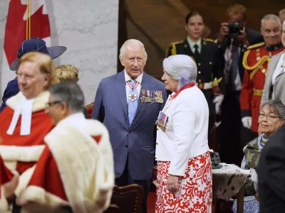 Gov. Gen. Mary Simon, right, speaks with King Charles ahead of the King delivering the speech from the throne in the Senate in Ottawa, Canada on Tuesday, May 27, 2025. (drian Wyld/The Canadian Press via AP) / Foto: Adrian Wyld