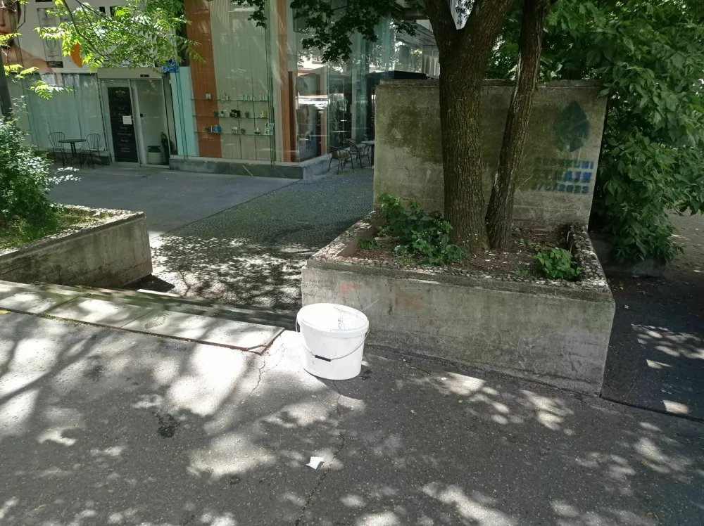 spor, ki se je sprevrgel v streljanje, se je začel na stopnicah na cigaletovi