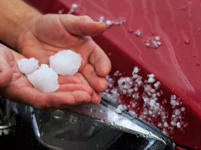 Podobna toča je padala na območju festivala.