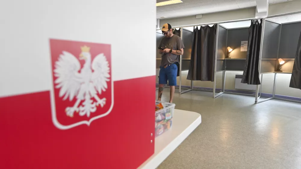 01 June 2025, France, Clermont-Ferrand: A view inside a polling station, in France's Clermont-Ferrand, for the second round of Poland's presidential elections. Photo: Adrien Fillon/ZUMA Press Wire/dpa