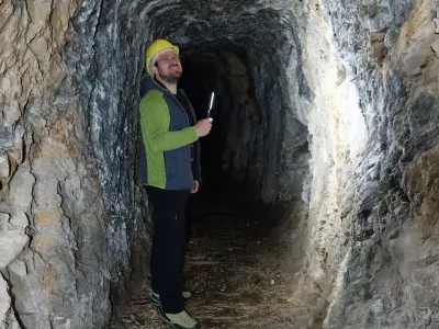 Šentanski rudnik, kjer so nekoč pridobivali živo srebro, se nahaja 9 kilometrov severno od Tržiča, pri zaselku Lajb.