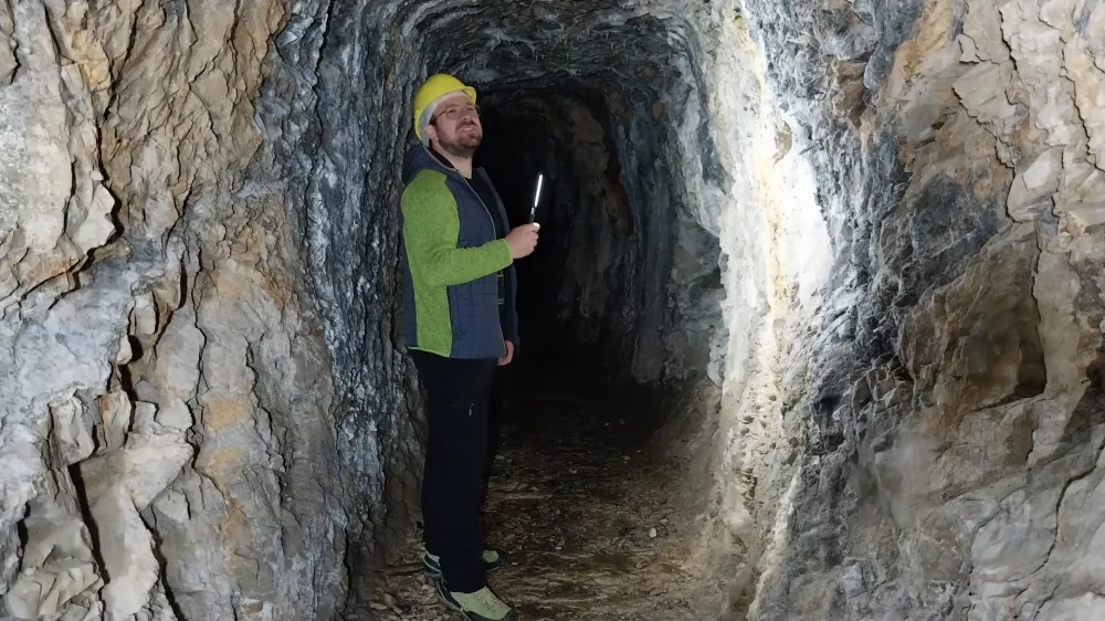 Šentanski rudnik, kjer so nekoč pridobivali živo srebro, se nahaja 9 kilometrov severno od Tržiča, pri zaselku Lajb.