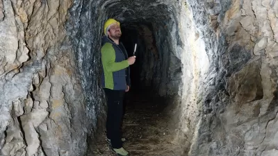 Šentanski rudnik, kjer so nekoč pridobivali živo srebro, se nahaja 9 kilometrov severno od Tržiča, pri zaselku Lajb.