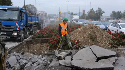 ﻿- 07.10.2016 - Celovška cesta v Ljubljani - prometni zastoj na križišču s severno obvoznico v smeri proti središču mesta zaradi obnove vročevoda - //FOTO: Jaka Gasar