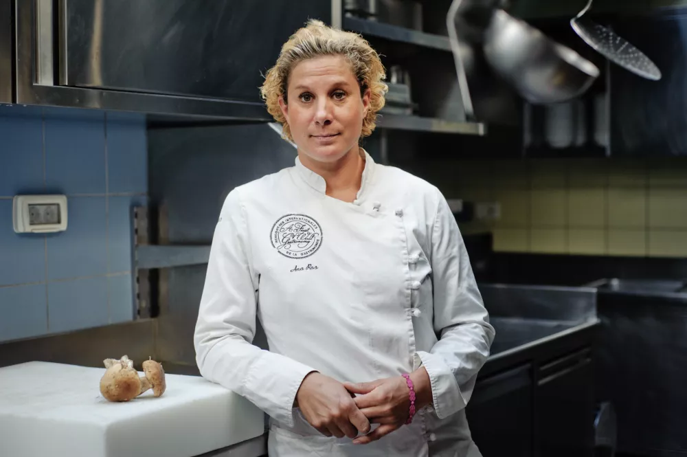 Ana Roš, najboljša slovenska profesionalna kuharica - šefinja kuhinje v restavraciji Hiša Franko v Kobaridu, prva ženska povabljena v vrhunsko ekipo kuharjev z vsega sveta.//FOTO: Tomaž Zajelšnik