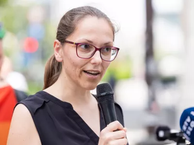 Ljubljana, Bavarski dvor.Izjava za medije predstavnikov Drustva Parada ponosa ter nevladnih organizacij s pozivom odgovornim politicnim in drzavnim institucijam ob nasilju tekom Festivala Parada ponosa.Predsednica Drustva Parada ponosa Simona Mursec.