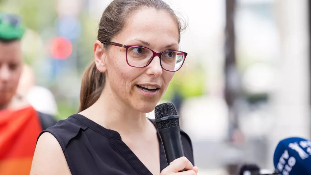 Ljubljana, Bavarski dvor.Izjava za medije predstavnikov Drustva Parada ponosa ter nevladnih organizacij s pozivom odgovornim politicnim in drzavnim institucijam ob nasilju tekom Festivala Parada ponosa.Predsednica Drustva Parada ponosa Simona Mursec.