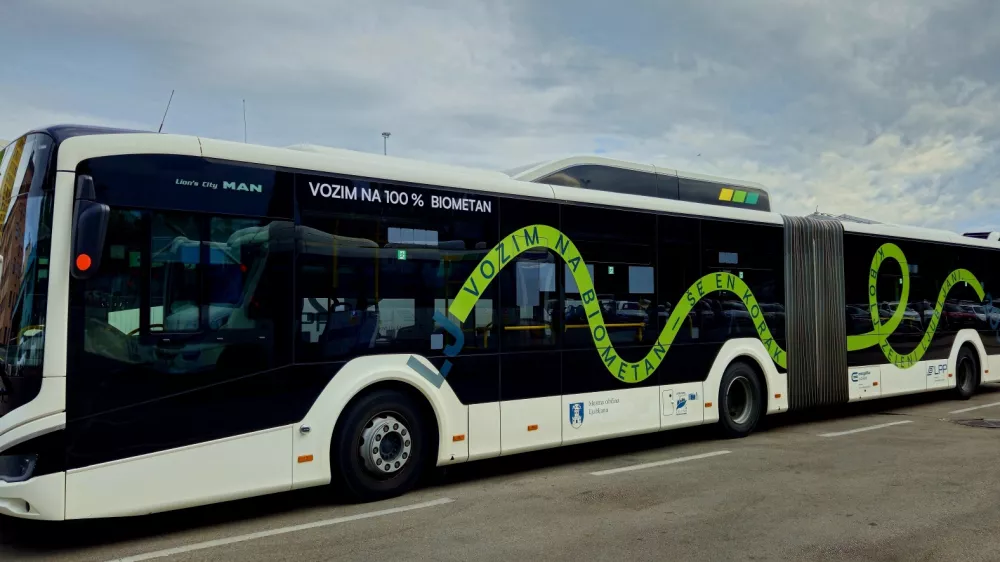 Poleg nakupa električnih in vodikovih avtobusov bo Ljubljanski potniški promet k razogljičenju svojih vozil prispeval tudi z uporabo biometana. Minuli teden so predstavili prvi avtobus, ki ga namesto z metanom fosilnega izvira polnijo z biometanom. Foto: LPP