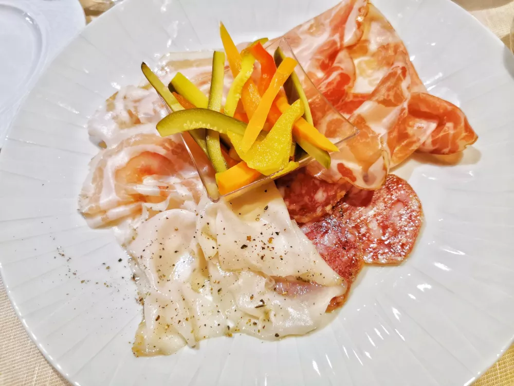 Narezek furlanskih mesnin, Al Monastero