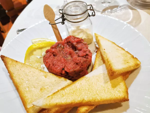 Tatarski biftek, Al Monastero