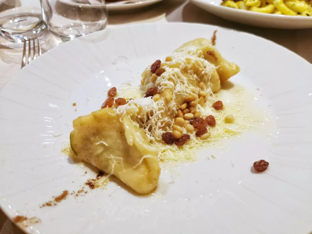 Cjalsons s špinačo, rozinami, pinjolami in dimljeno rikoto, Al Monastero