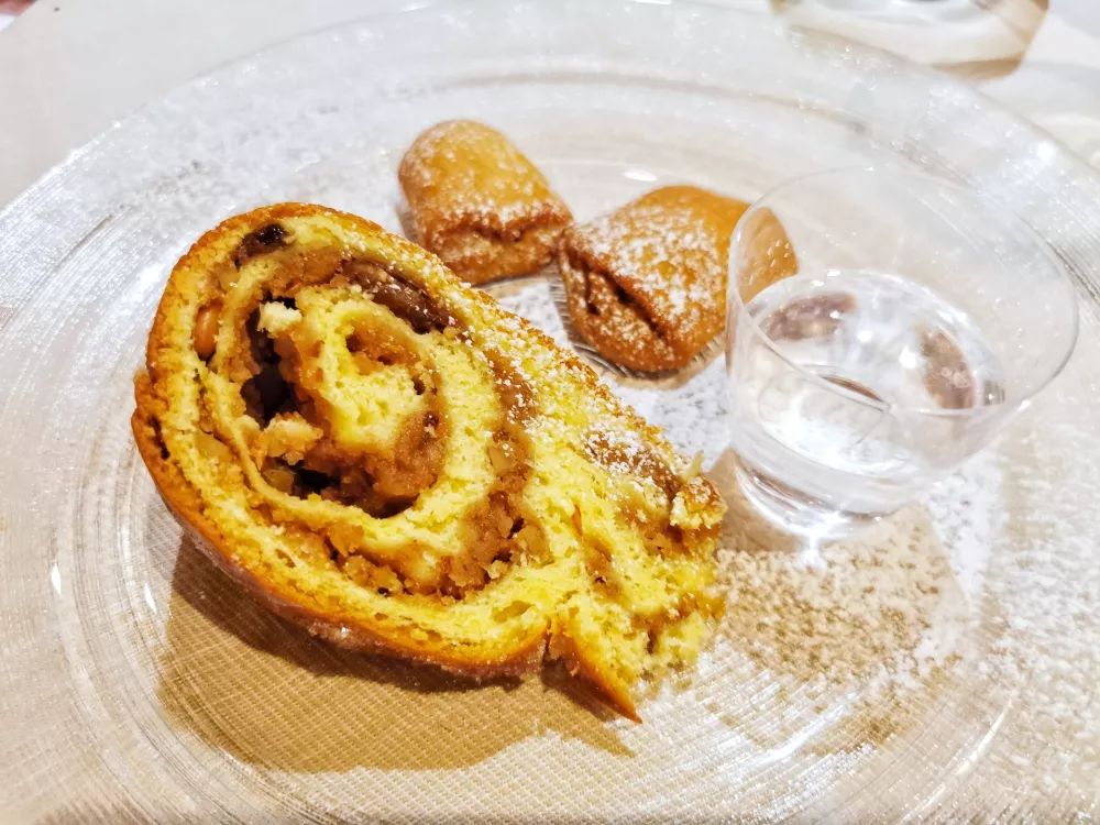 Gubana in štrukeljci s slivovko, Al Monastero