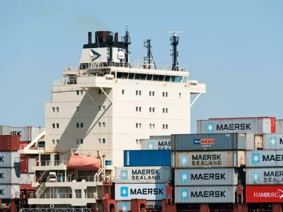 R7KD8A Detail photo of fully loaded container ship sailing on the WesterscheldeHamburg, tretje največje pristanišče v EU, je eno najbolj priljubljenih tarč organiziranih kriminalnih tolp. Foto: Reuters/Alamy