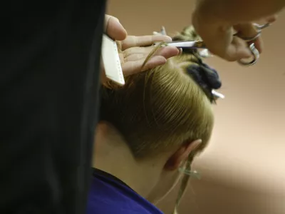 - modni dogodek London po Londonu, na katerem je ekipa frizerjev salonov Lassana predstavila zadnje frizerske trende iz Londonskega Salon International in smernice za sezono pomlad 2009; poslovna stavba NLB, TR3, LJUBLJANA/// FOTO: MATEJ POVŠEOPOMBA: SAMO ZA OBJAVO V ČASOPISU DNEVNIK