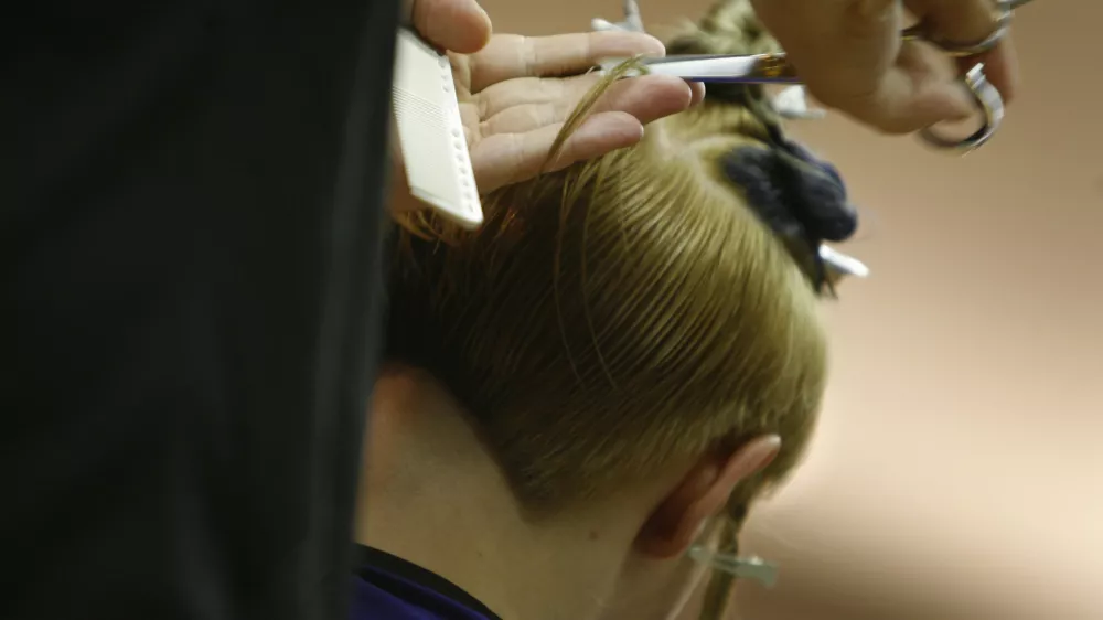 - modni dogodek London po Londonu, na katerem je ekipa frizerjev salonov Lassana predstavila zadnje frizerske trende iz Londonskega Salon International in smernice za sezono pomlad 2009; poslovna stavba NLB, TR3, LJUBLJANA/// FOTO: MATEJ POVŠEOPOMBA: SAMO ZA OBJAVO V ČASOPISU DNEVNIK